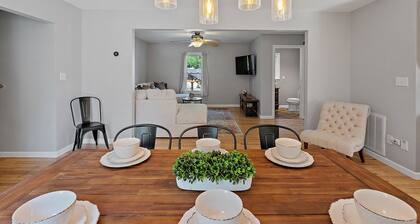 Walkable Downtown Saratoga House (mins to track)