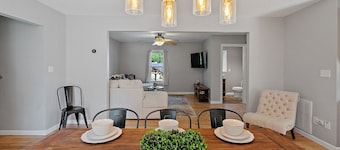 Walkable Downtown Saratoga House (mins to track)