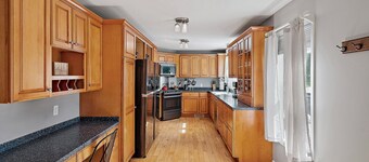 Walkable Downtown Saratoga House (mins to track)