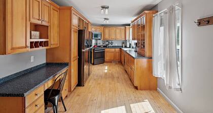 Walkable Downtown Saratoga House (mins to track)