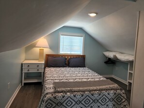 1 bedroom, free WiFi, bed sheets - Harrison Hotel Unit G2 Pet Friendly STEEP STAIRS! 3rd story Studio apartment.
(Garden City)