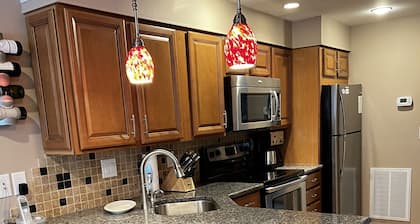 Cozy Snowshoe Retreat! 2BR/2BA Ski-out condo