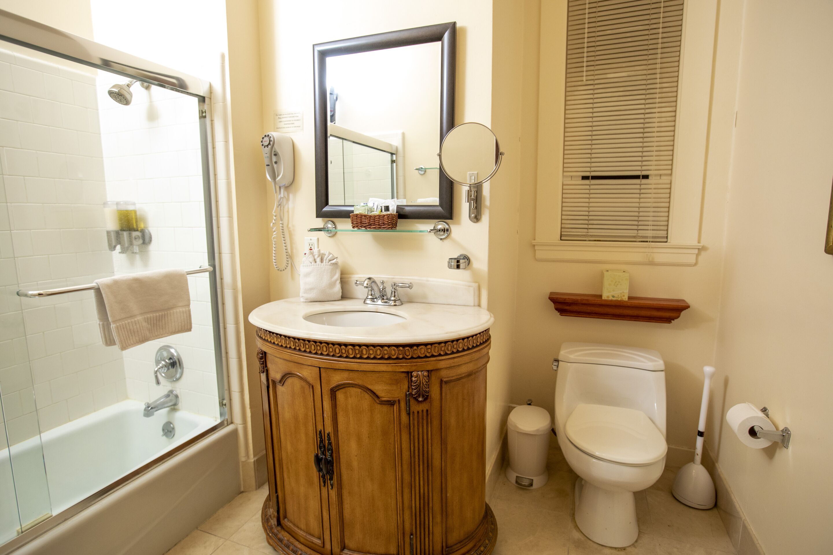 Combined shower/bathtub, hair dryer, towels
