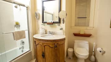 Combined shower/bathtub, hair dryer, towels