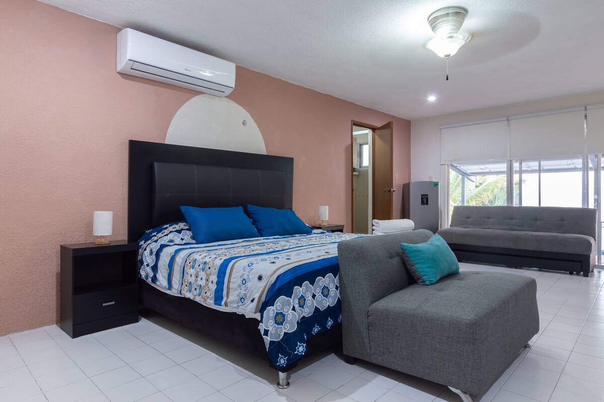 Deluxe Quadruple Room | Laptop workspace, blackout drapes, iron/ironing board, WiFi (free)