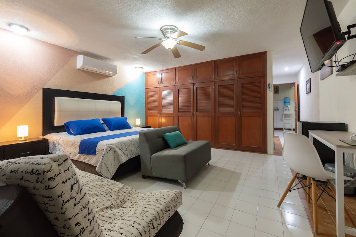 Luxury Triple Room | Laptop workspace, blackout drapes, iron/ironing board, WiFi (free)