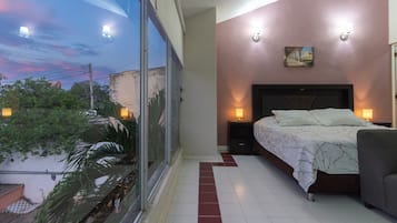 Habitación doble Deluxe | Espacio para trabajar con laptop y cortinas blackout