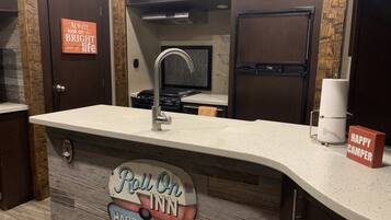 Frigorífico, horno, placa de cocina y lavavajillas