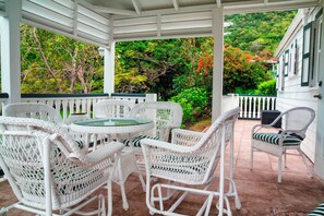 Outdoor dining - Beautiful Traditional Saba Cottage With all the Modern Amenities (Windward Side)