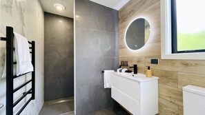 Villa Design, 1 letto queen, accessibile ai disabili | Bagno | Doccia, soffione a pioggia, set di cortesia firmato, asciugacapelli