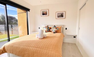 1 bedroom, Egyptian cotton sheets, premium bedding, Select Comfort beds