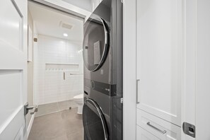 Dusche, Haartrockner, Handtücher, Seife