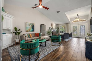 Smart-TV, Tischfußball, Bücher