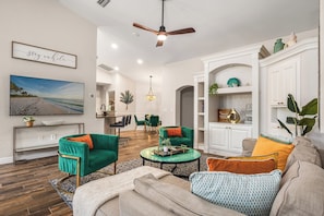 Smart TV, table football, books - Pool, Hot Tub, Fun Games Near Downtown/River/Beach (Bradenton)
