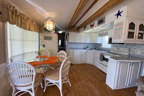 1B/1B Cottage in Long Island Village Near Space X

