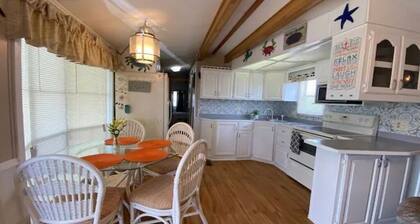 1B/1B Cottage in Long Island Village Near Space X