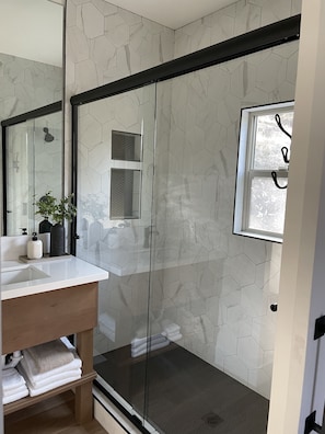 Shower, hair dryer, towels, soap - Soleil Luna – Luxury 2BR, 2BA Home 2 Miles from Sequoia NP” (Three Rivers)