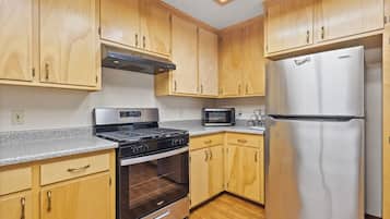 Jääkaappi, mikroaaltouuni, uuni, liesi