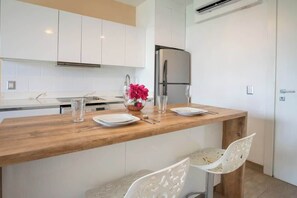 Kjøleskap, mikrobølgeovn, ovn og oppvaskmaskin