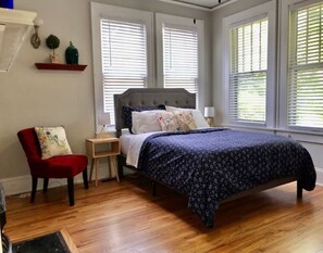 3 quartos, escrivaninha, ferros/tábuas de passar roupa