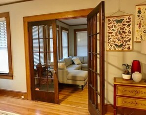 Smart TV, lareira, livros