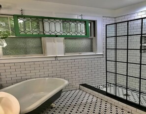 Badewanne, Regendusche, Haartrockner, Handtücher