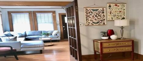 Smart-TV, peis og bøker