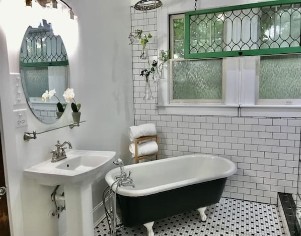 Bañera, cabezal de ducha tipo lluvia, secador de pelo, toallas
