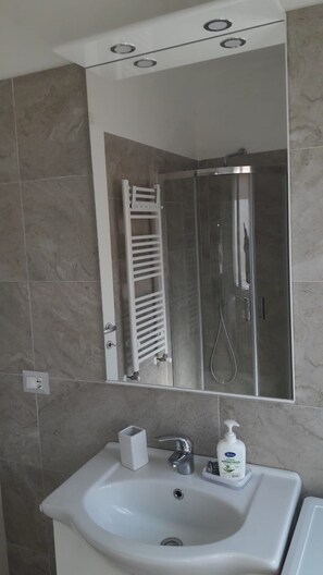 淋浴/盆浴组合、坐浴桶、毛巾、肥皂