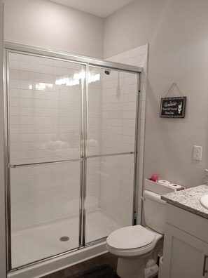 Ensemble douche/baignoire, sĂšche-cheveux, serviettes fournies