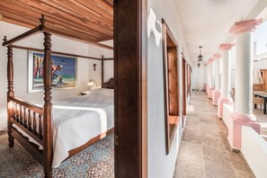 Habitación doble estándar, 1 cama matrimonial | Tabla de planchar con plancha, wifi gratis y ropa de cama 