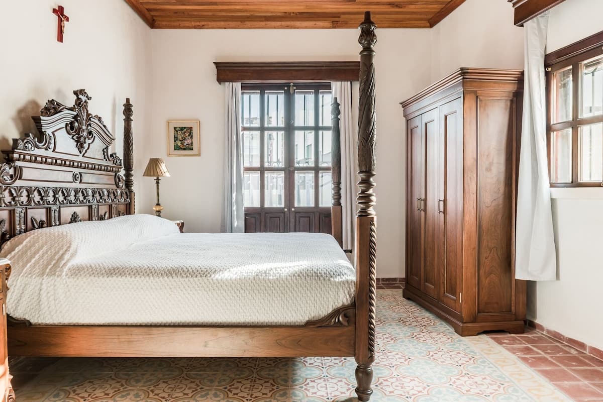 Doppia Standard, 1 letto queen | Ferro/asse da stiro, Wi-Fi gratuito, lenzuola