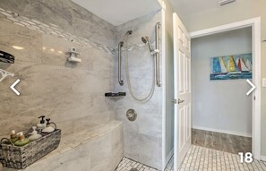 Douche, sèche-cheveux, serviettes fournies, savon