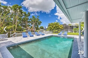 Utendørsbasseng og et oppvarmet basseng