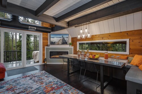 Tranquil modern hike + ski Breck cabin w/ Fast WiFi, HotTub, FirePit, 2 Kitchens