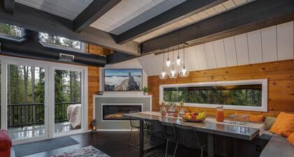 Tranquil modern hike + ski Breck cabin w/ Fast WiFi, HotTub, FirePit, 2 Kitchens