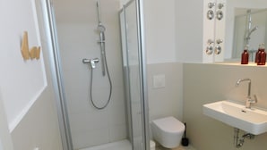 Shower, towels - Boardinghouse by Sunton (Berlin)