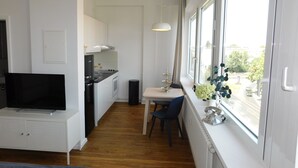 Classic Studio | Private kitchen | Full-size fridge, oven, stovetop, cookware/dishes/utensils - Boardinghouse by Sunton (Berlin)