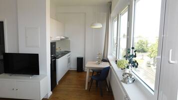 Studio Klasik | Dapur pribadi | Lemari es besar, oven, kompor, dan peralatan masak/sendok-piring