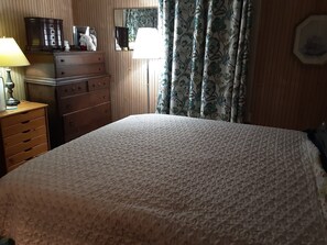 2 bedrooms, WiFi, bed sheets - Bungalow near bus line with 10 minute ride to Hayward Field (Springfield)