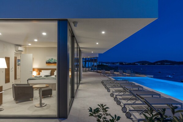 حمّام سباحة مُدفَّأ