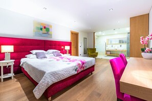 5 chambres, coffres-forts dans les chambres, fer et planche à repasser