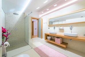 Baignoire, serviettes fournies, savon, shampoing