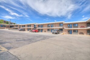 Exterior - 1BR apartment with 2 beds and kitchen, 2nd floor (Rapid City)