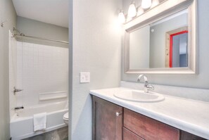 Bathtub, hair dryer - 1BR apartment with 2 beds and kitchen, 2nd floor (Rapid City)