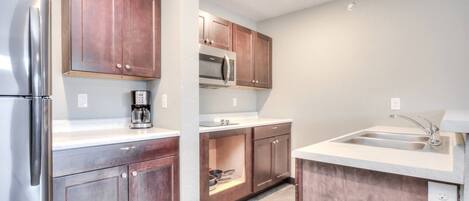 Fridge, microwave, stovetop, dishwasher