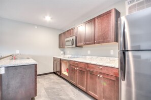 Kühlschrank, Mikrowelle, Herdplatte, Geschirrspüler