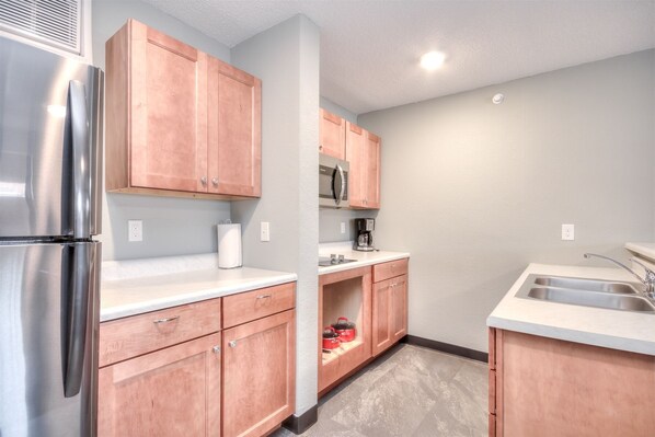 Fridge, microwave, stovetop, dishwasher