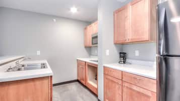 Refrigerador, microondas, placa de cocina, lavavajillas