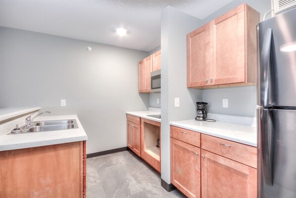 Réfrigérateur, micro-ondes, plaque de cuisson, lave-vaisselle